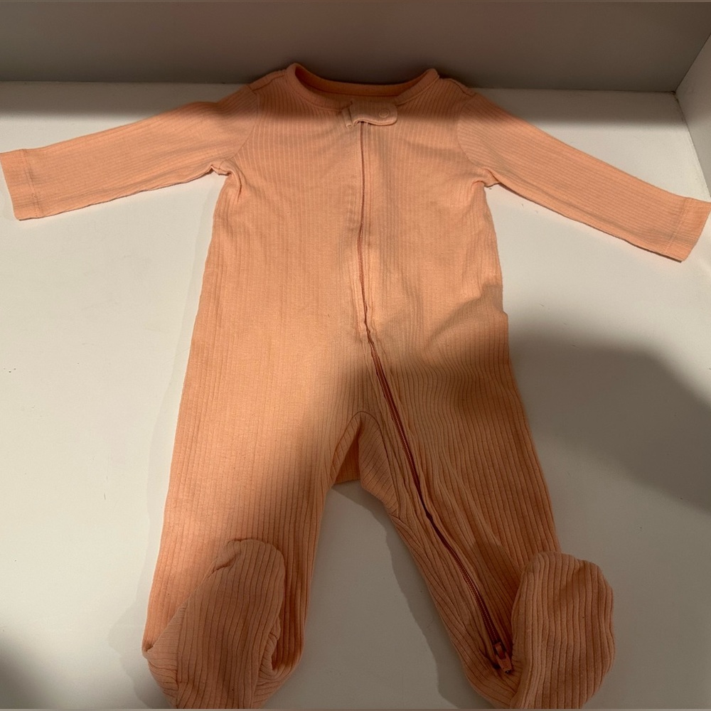 Carter’s Baby Girl Ribbed Footie Pajama Onesie in Peach Size 6 Months